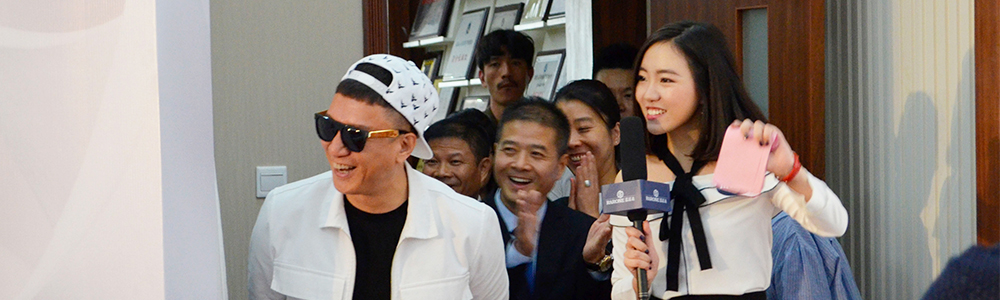 孫紅雷蒞臨雷諾表總部， 為圓夢“下跪”求婚！